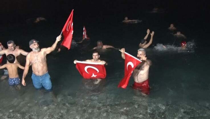 Antalya’da 2024’ü denize girerek karşıladılar
