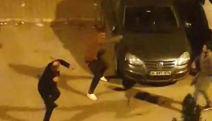 Otomobillerine zarar veren adama kırdığı silecekle meydan dayağı