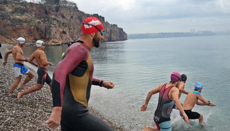 Triatloncular deniz kirliliğine ‘dur’ demek için denize girdiler