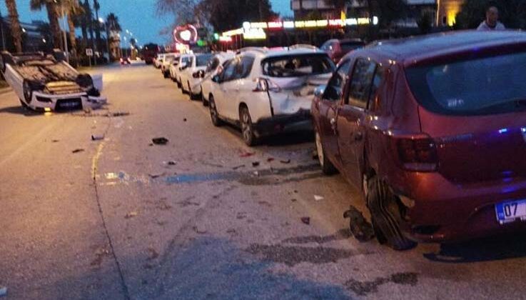 Park halindeki araçlara çarptıktan sonra takla atan otomobilden çıkan sürücü kaçtı