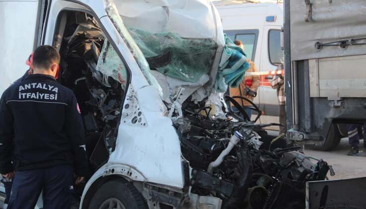 Minibüs park halindeki tıra ok gibi saplandı: 1 ölü, 1 yaralı
