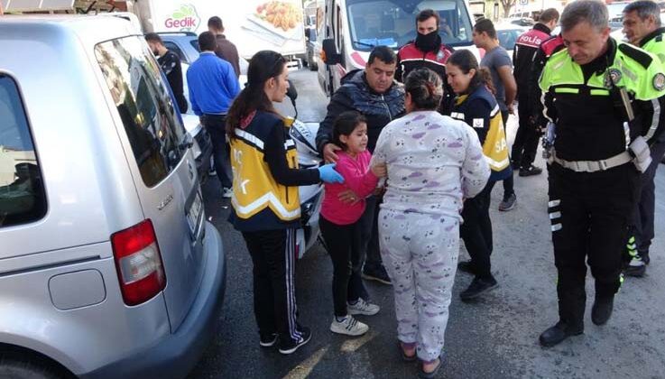 Motosikletten düşen 8 yaşındaki kız, feryat ederek gelen annesini teselli etti