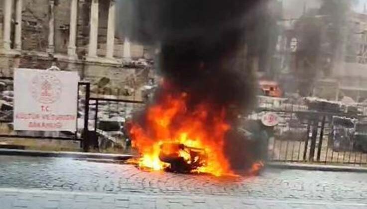 Devrilen motosiklet yandı, sürücü kazada yaralandı