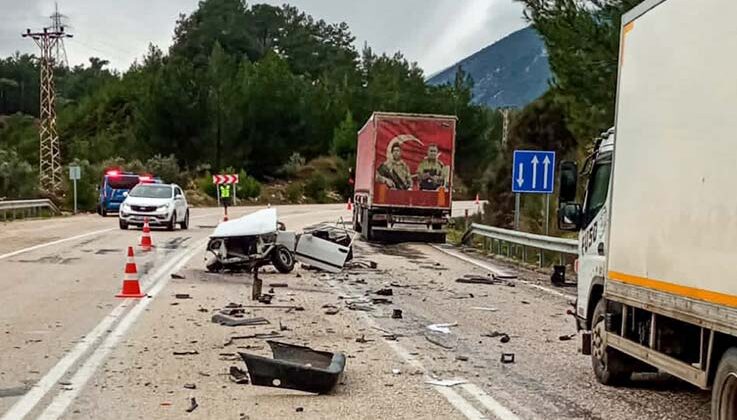 Tırla çarpışan Tofaş ortadan ikiye ayrıldı: 1’i ağır 2 yaralı