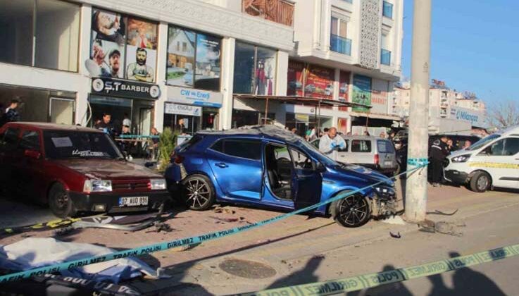 Durağa dalan otomobil, yaşlı çifti hayattan kopardı