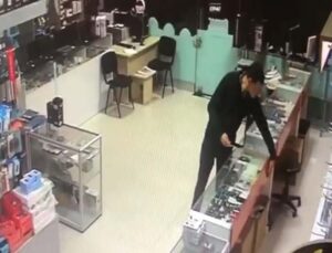 Tablet bakmak için girdiği dükkandan kaşla göz arasında 30 bin TL değerinde 2 telefonu alarak kaçtı
