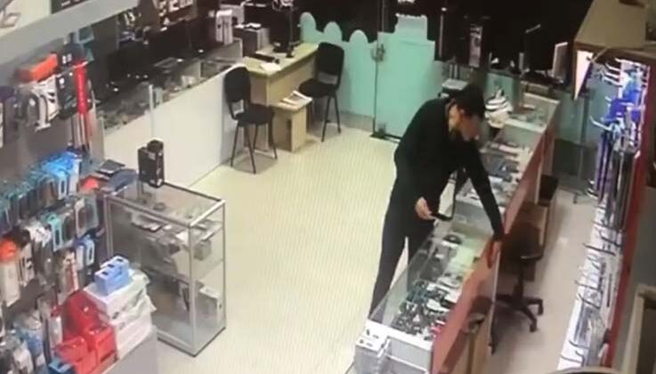 Tablet bakmak için girdiği dükkandan kaşla göz arasında 30 bin TL değerinde 2 telefonu alarak kaçtı