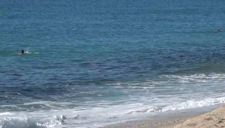 Alanya’da güzel havayı fırsat bilen turistler deniz kenarına koştu