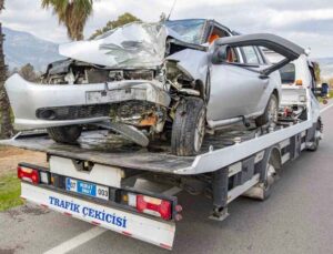 Yoldan çıkan otomobil palmiye ağacına çarptı: 1 ölü, 3 yaralı