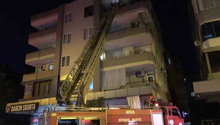 Alanya’da dört katlı binanın en üst katındaki yangın korkuttu