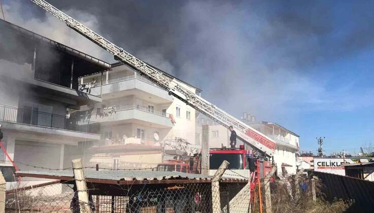 Bir kıvılcım yetti: Önce plastik kasalar, ardından bina ve kamyonet yandı
