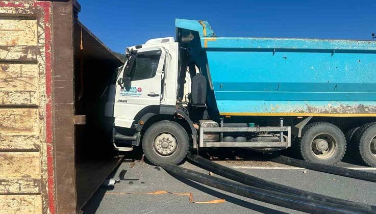 Alanya’da iki kamyon çarpıştı: 2 yaralı
