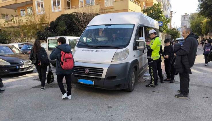 Polis ekiplerinden okul servis araçları ve çevrelerinde denetim