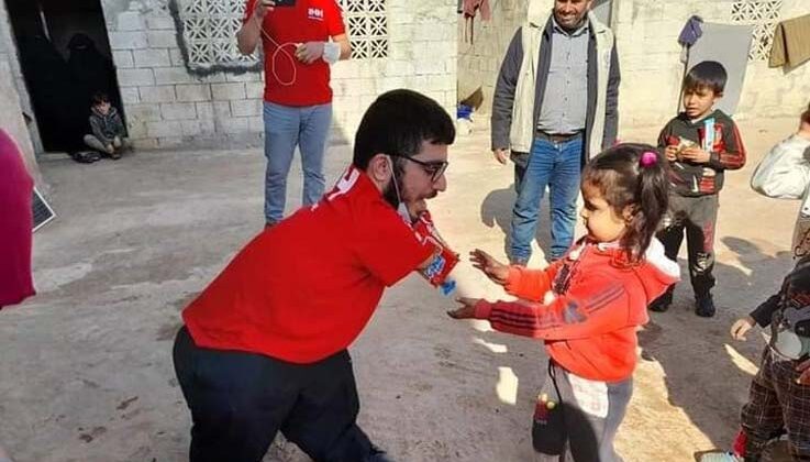 Kendi engellerini unutup depremzedelerin yardımına koştu