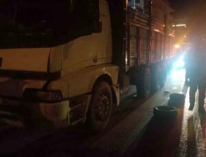 Motosiklet ile kamyon çarpıştı: 1 ölü