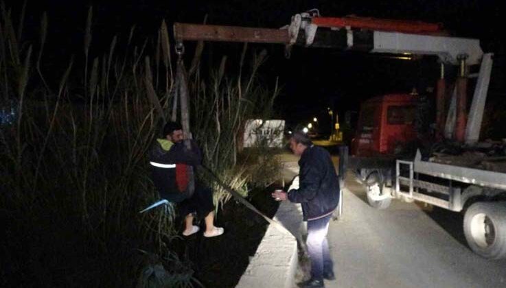 Alkollü sürücünün kanala uçtuğu motosiklet halatla çıkarıldı
