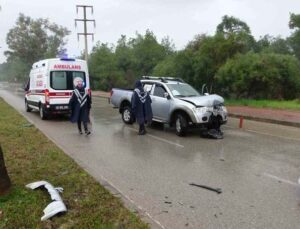 Yolda kayan kamyonet refüjdeki palmiyeye çarptı: 2 yaralı