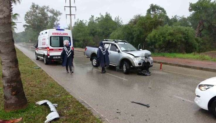 Yolda kayan kamyonet refüjdeki palmiyeye çarptı: 2 yaralı