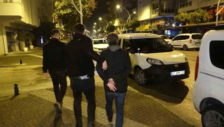 Çalmak istediği ayakkabının içinde evin anahtarını gören hırsız hedef büyüttü