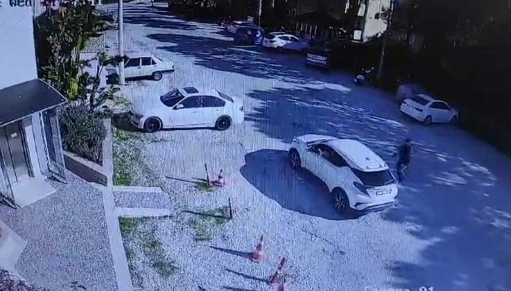 Silah tutukluk yapınca önce kaçtı, 50 metre sonra geri döndü, ayaklarından vurdu