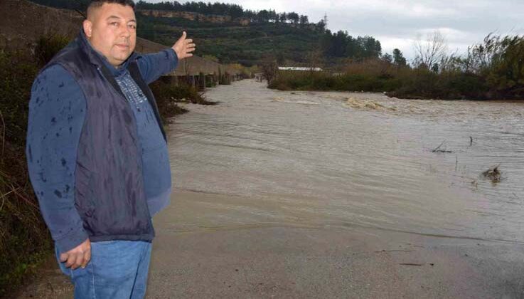 Antalya’da bir ilçe adeta sular altında kaldı, çiftçiler seralarına gitmekte zorlandı