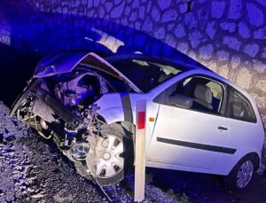 İstinat duvarına çarpan otomobilin sürücüsü yaralandı