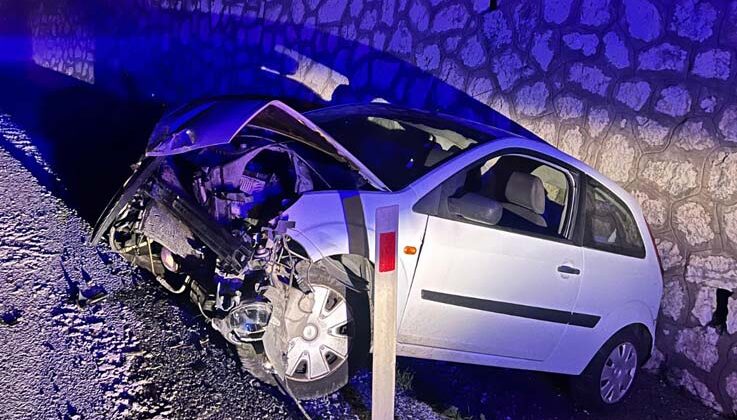 İstinat duvarına çarpan otomobilin sürücüsü yaralandı