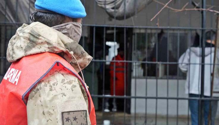 Sular altında kalan mahallede komandolar iş başında