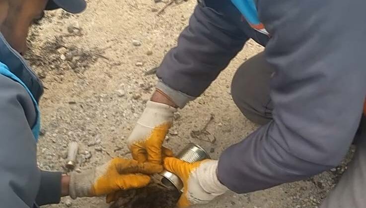 Çöp kovasında kafası konserve kutusuna sıkışmış halde gördüler, işi gücü bırakıp yardıma koştular