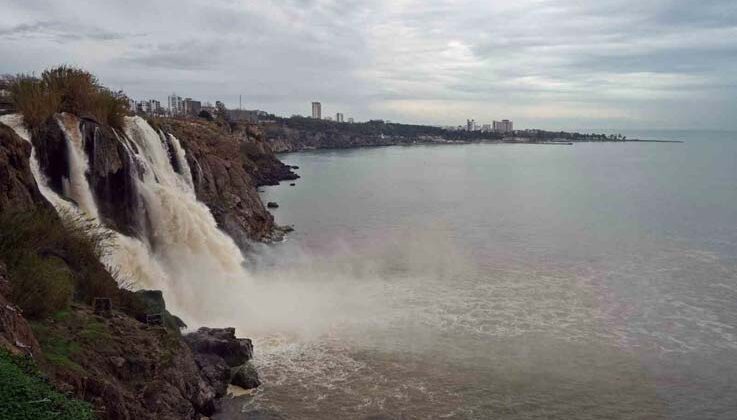 Hayatı felç eden yağış sonrası dünyaca ünlü şelale çamur çağladı