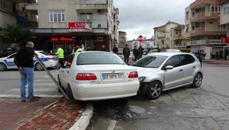 Otomobiller kavşakta çarpıştı: 1 yaralı
