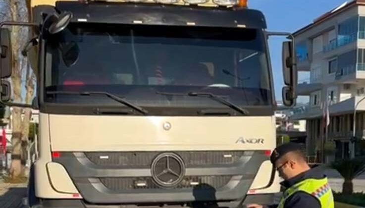 Alanya’da çakarlı 2 araca 19 bin 317 lira para cezası