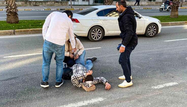 Yerde uzun süre yatan yaralının başının altına kaldırım taşı koydular