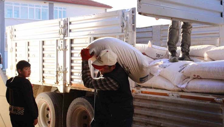 Büyükşehirden, 68 üreticiye 2061 çuval daha süt yemi desteği