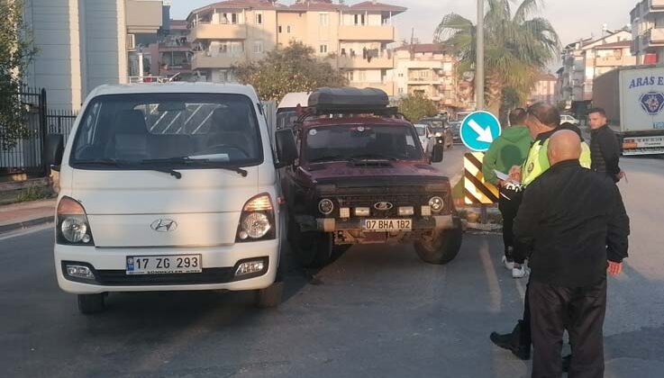 Antalya’da kamyonet ile otomobil çarpıştı: 1 yaralı