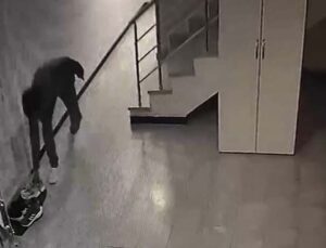 Daire kapısı önündeki spor ayakkabıyı böyle çaldı
