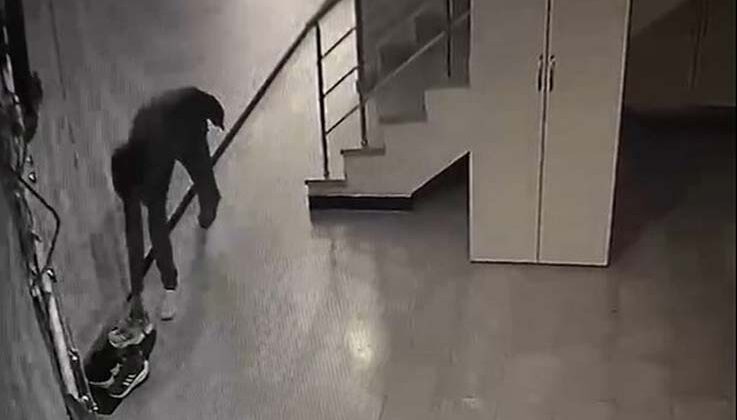 Daire kapısı önündeki spor ayakkabıyı böyle çaldı
