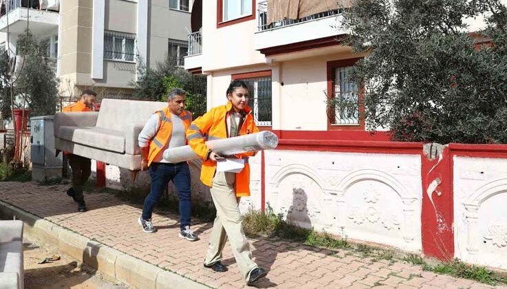 Antalya Büyükşehir’den selzedelere eşya yardımı