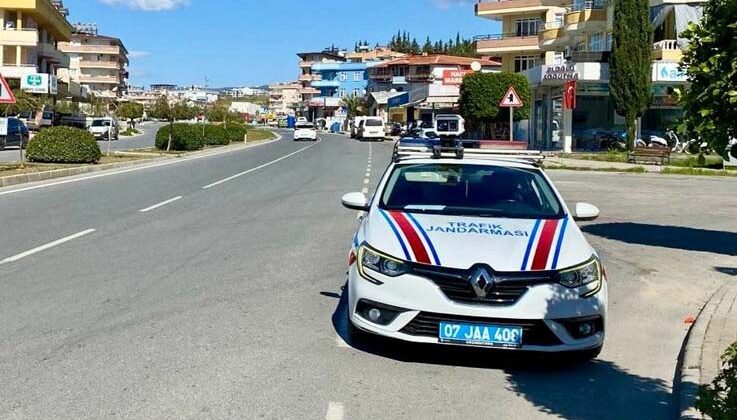 Jandarmadan hız sınırını aşan 67 araca 200 bin 705 lira para cezası