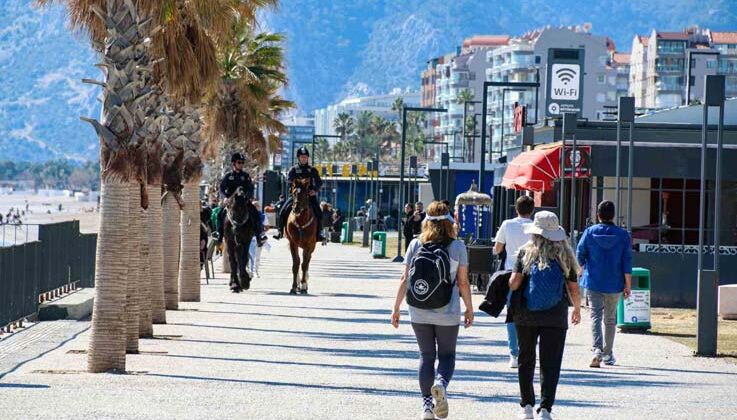 Konyaaltı Sahili’nin güvenliği Börü ve Winner’a emanet