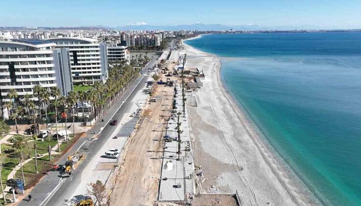 Konyaaltı Sahili’nde hummalı çalışma sürüyor