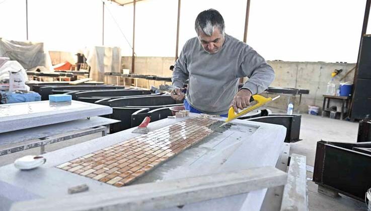 Muratpaşa’dan tekerlekli sandalye kullanımına uygun banklar üretiliyor