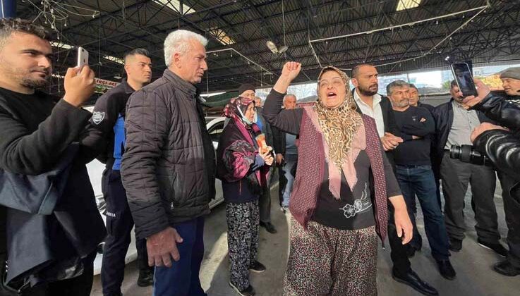 Kumluca’da pazar esnafı ile zabıta arasında tartışma çıktı