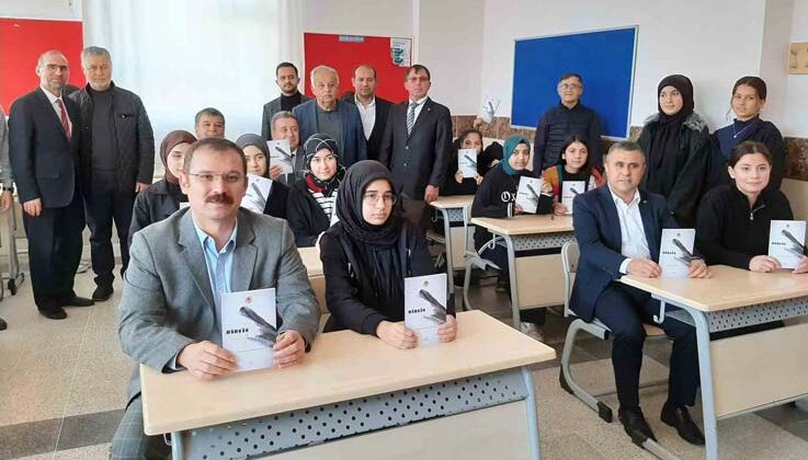Yıl içinde yazılan şiirleri kitap haline getirdiler