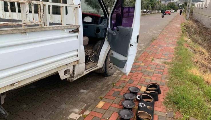 Yüksek ses müzik çalarak çevreyi rahatsız eden araçların sesini jandarma kıstı