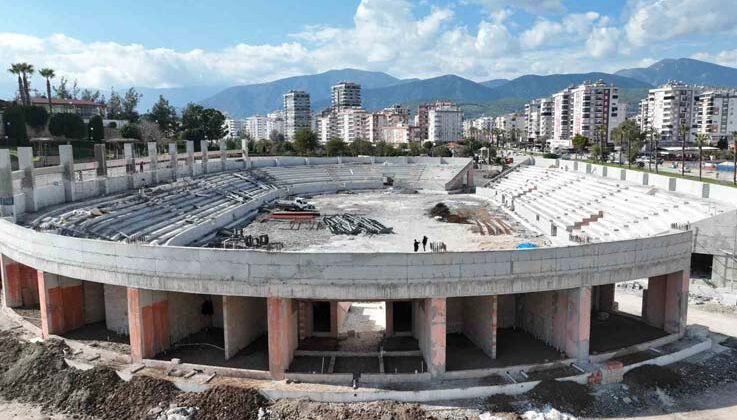 Kumluca’nın yeni simgesi Atatürk Stadyumu hızla yükseliyor
