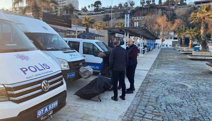 Üzerindeki elbiselerle deniz yüzeyinde cansız bedeni bulundu