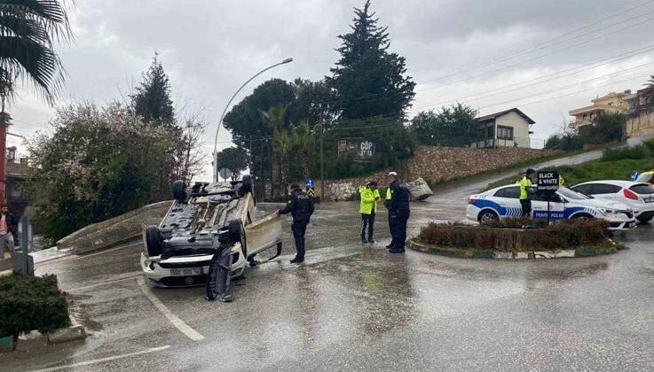 Hızını alamayan otomobil, kavşakta devrilerek ters döndü: 1 yaralı
