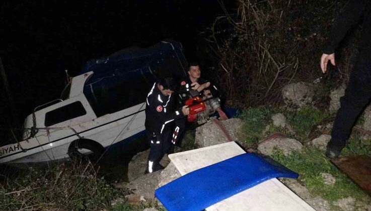 Manavgat Irmağı’nda batan tekneye vinçli kurtarma
