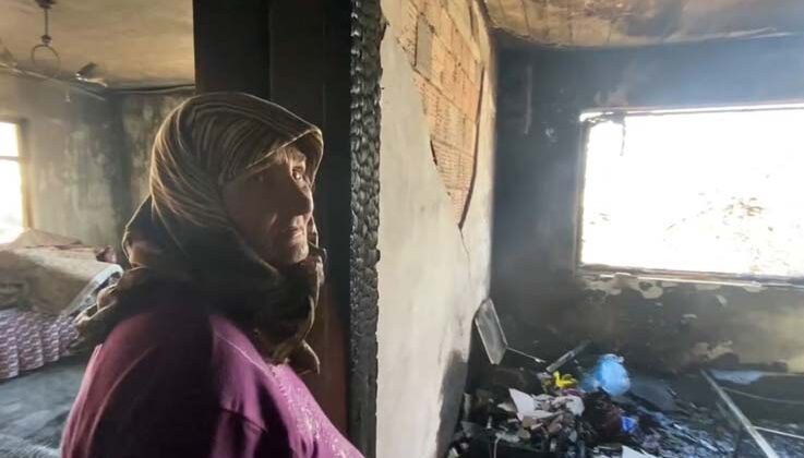 Yaşlı kadının evinde çıkan yangında tüm eşyaları küle döndü